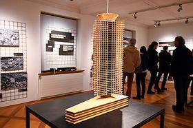 Das Bild zeigt ein Holzmodell eines Turms